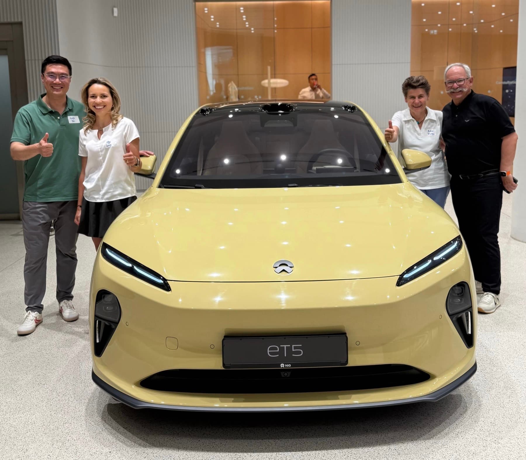 Gruppe beim NIO Firmenevent im Autohaus